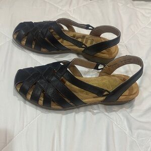 NEW Hush Puppies Black and Tan Sandals size 6